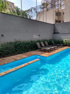 Studio Descolado na Liberdade - Prédio com piscina